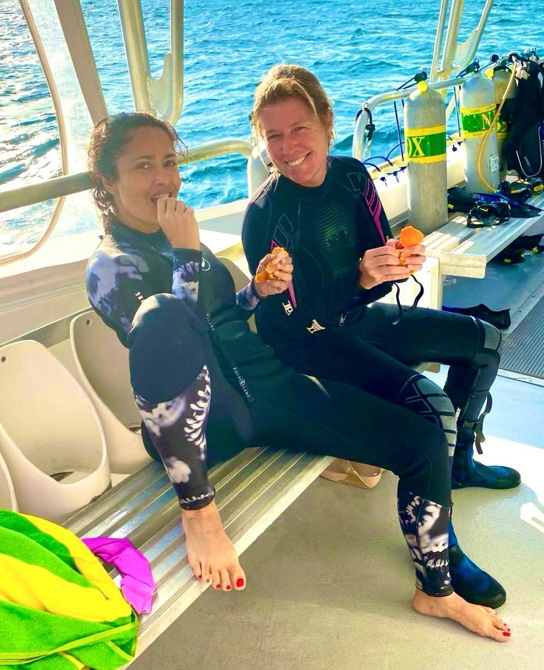 Сальма Хайек с инструктором по дайвингу / © instagram.com/salmahayek