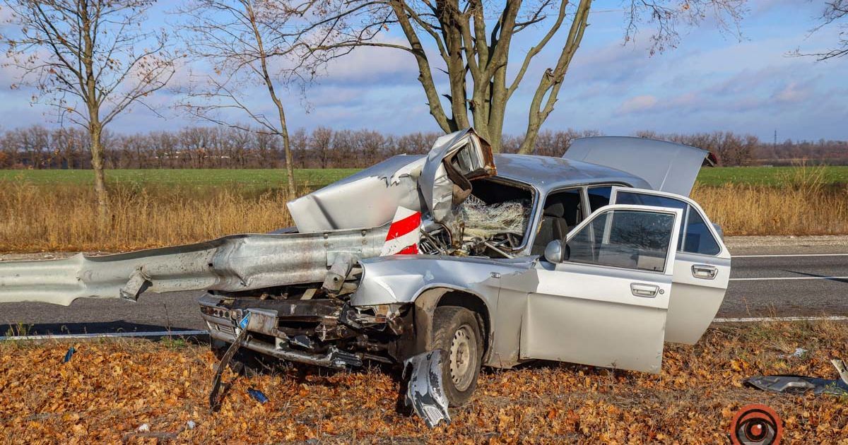 На Дніпропетровщині водій "Волги" влетів у відбійник: автомобіль перетворився на купу металу