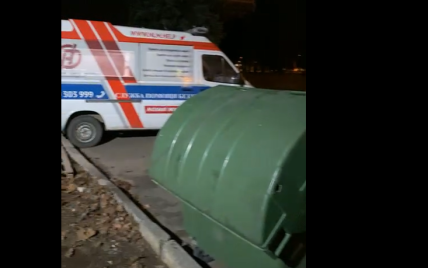 "Надеялись, что замерзнет": в Одессе возле пункта обогрева неизвестные бросили в мусорный бак женщину