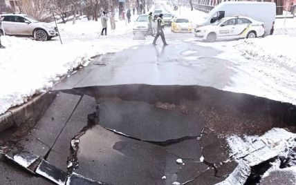 В Киеве провалился асфальт на дороге из-за аварии на коллекторе: фото