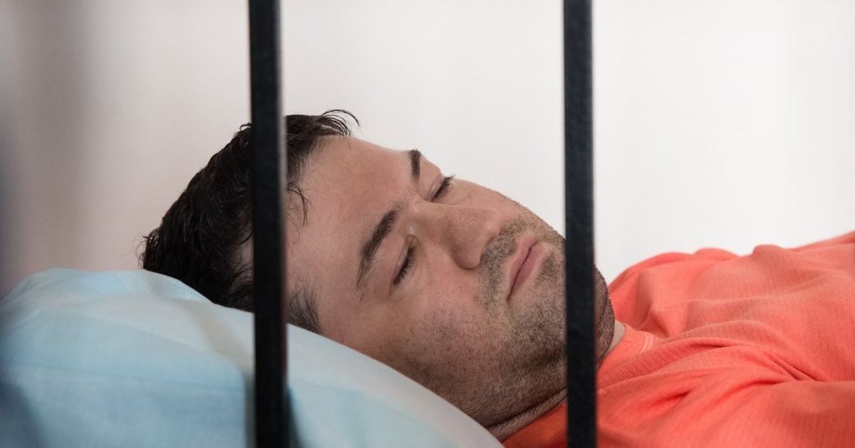 "Рома, вставай!" и чай: активисты продолжают дежурить под зданием суда с Насировым
