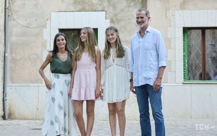 Вирушили у відпустку: королева Летиція з чоловіком та доньками влаштували літню фотосесію