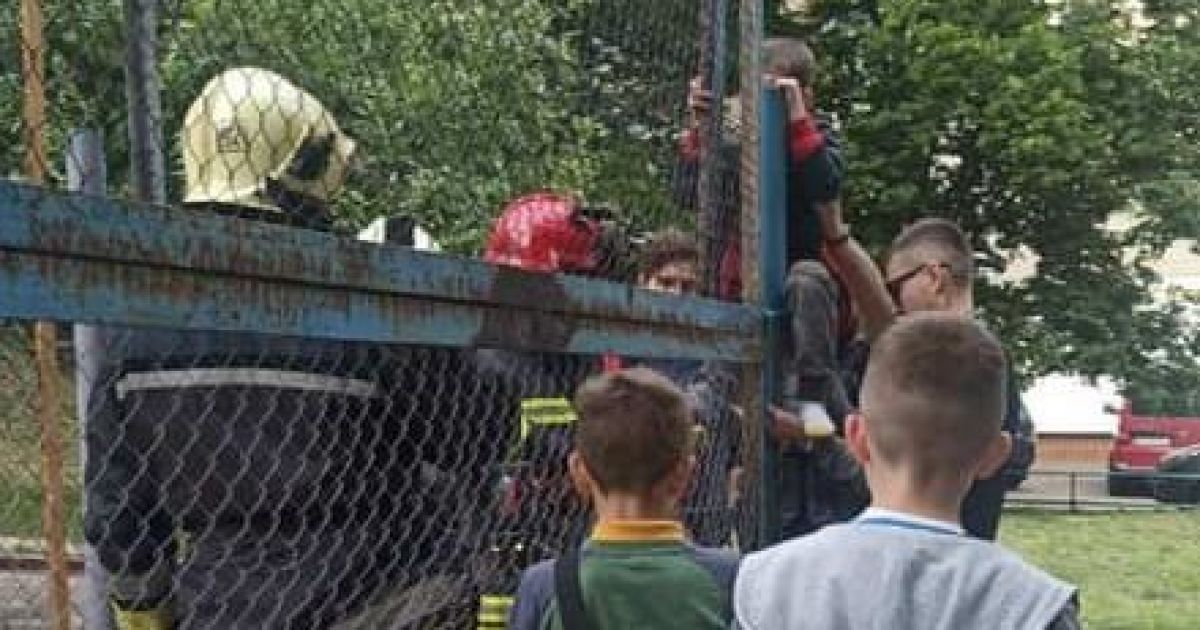 У Києві на спортивному майданчику хлопчик потрапив у металеву пастку: фото
