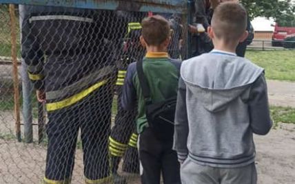 В Киеве на спортивной площадке мальчик попал в металлическую ловушку: фото