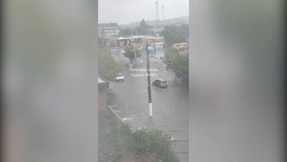 В Одесі через сильну зливу підтопило вулиці
