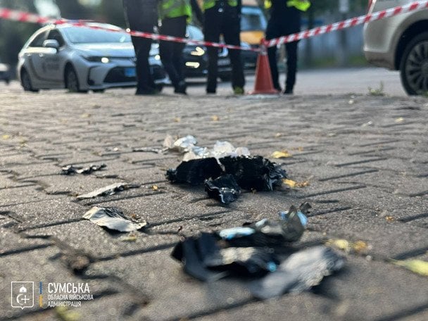 В Сумах после атаки дрона повреждена маршрутка с пассажирами (фото)