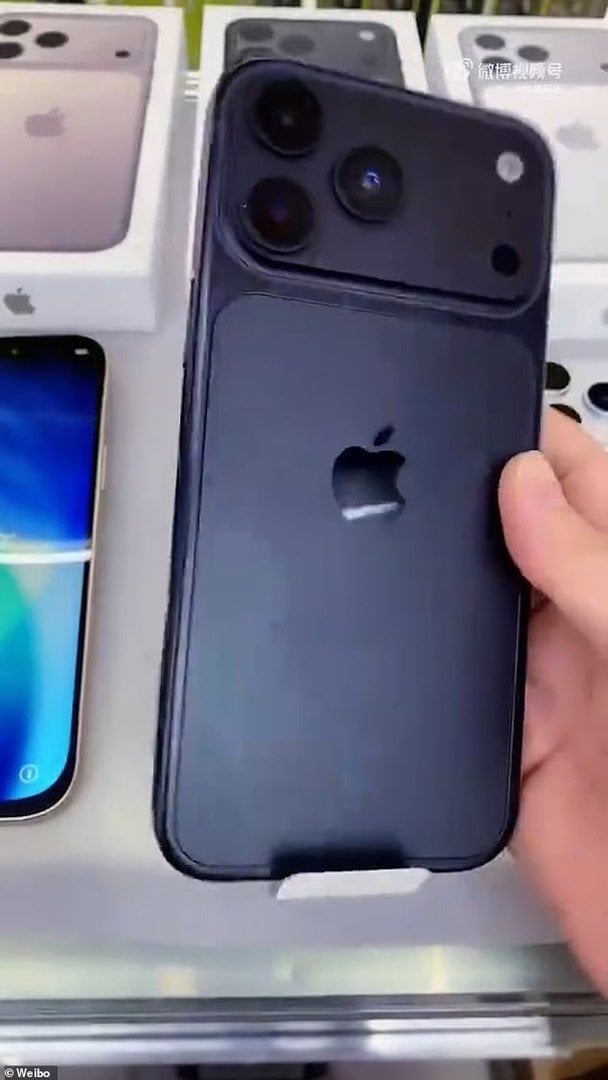 Ймовірний дизайн чорної версії iPhone Pro Max. / © Weibo