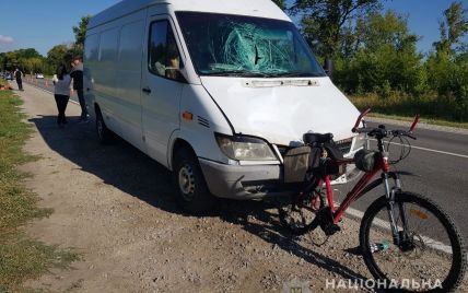 На трассе "Мариуполь-Запорожье" микроавтобус сбил велосипедистку