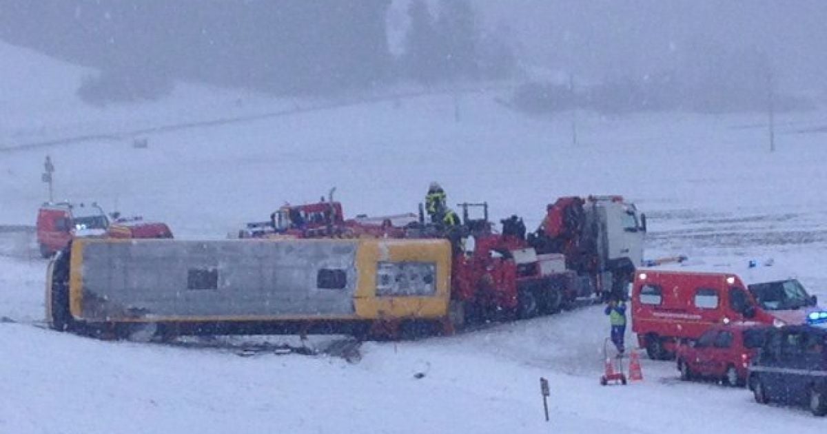 Во Франции разбился школьный автобус с 30 подростками