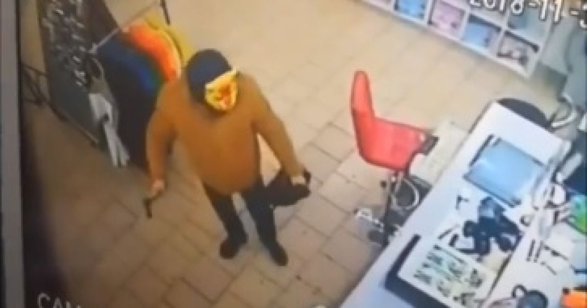У Кривому Розі співробітники магазину знешкодили грабіжника в масці кота і з сокирою