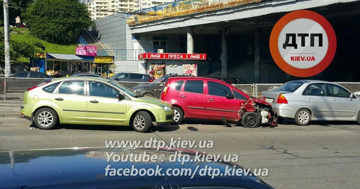 В Киеве произошло масштабное ДТП: столкнулись 12 авто