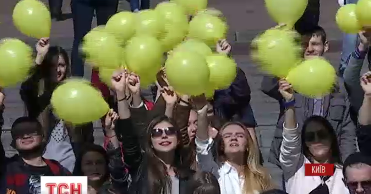 Киевские студенты провели зрелищный флешмоб в поддержку крымскотатарского народа