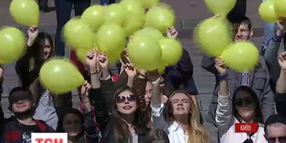 Киевские студенты провели зрелищный флешмоб в поддержку крымскотатарского народа