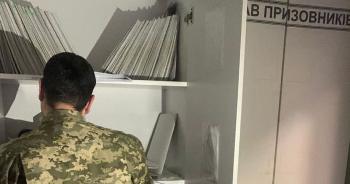 Военкома, избившего женщину в Ужгороде, уволят.