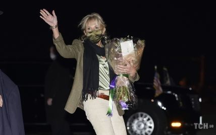 В белых брюках и с букетом цветов: фотографы подловили Джилл Байден по дороге на самолет