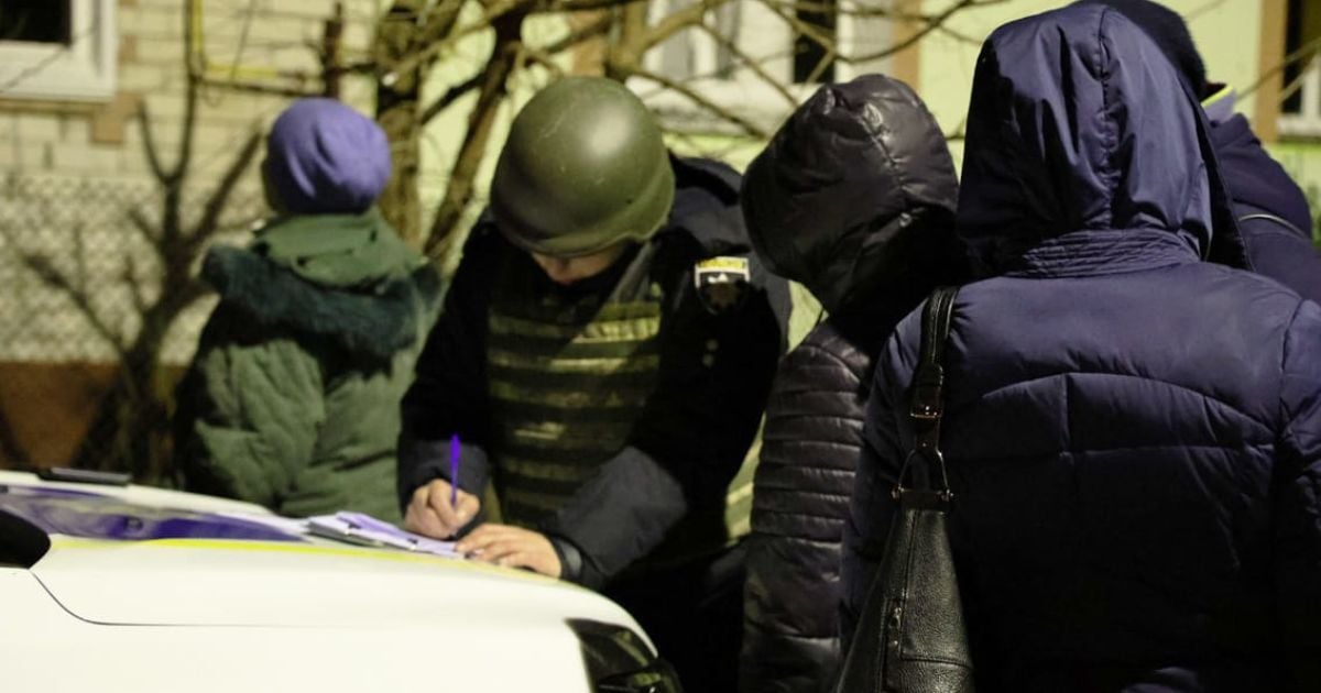 Поліція працює на місці російського ракетного удару по Чернігову