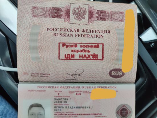 Поставили у паспорті "русский военный корабль иди нах*й": росіянина, який мешкає в Україні, не пустили за кордон
