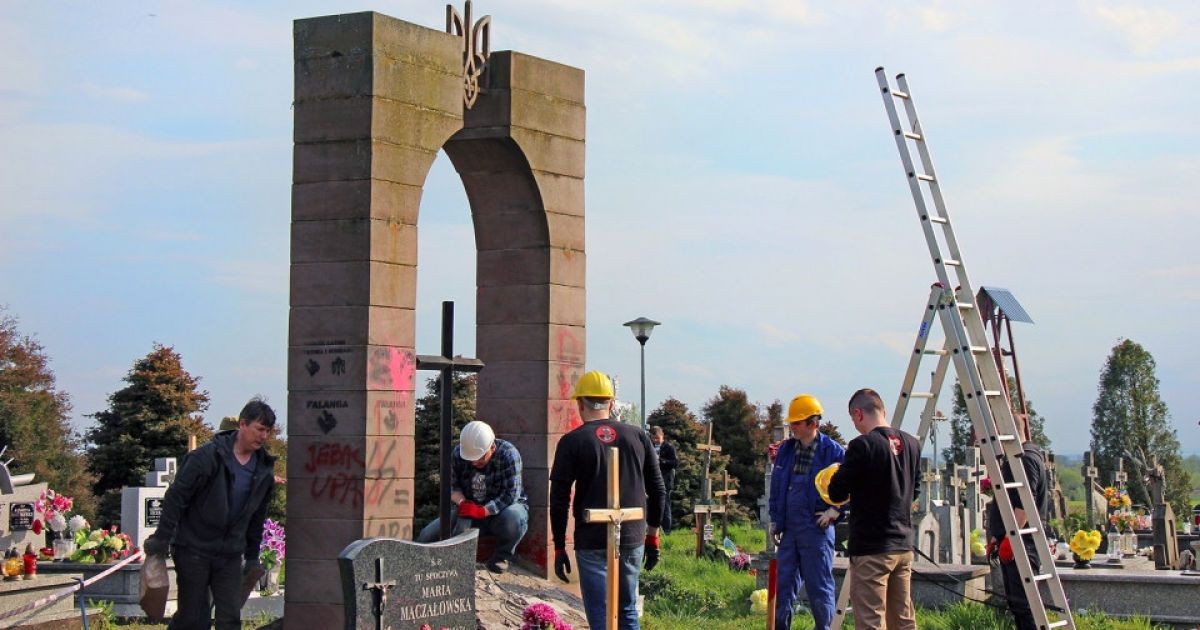 У Польщі націоналісти поглумилися над надгробним пам’ятником вояка УПА - ЗМІ_4 / © portalprzemyski.pl