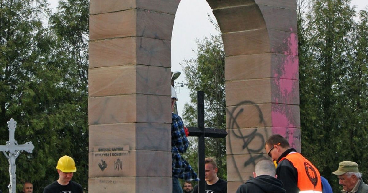 У Польщі націоналісти поглумилися над надгробним пам’ятником вояка УПА - ЗМІ_7 / © portalprzemyski.pl