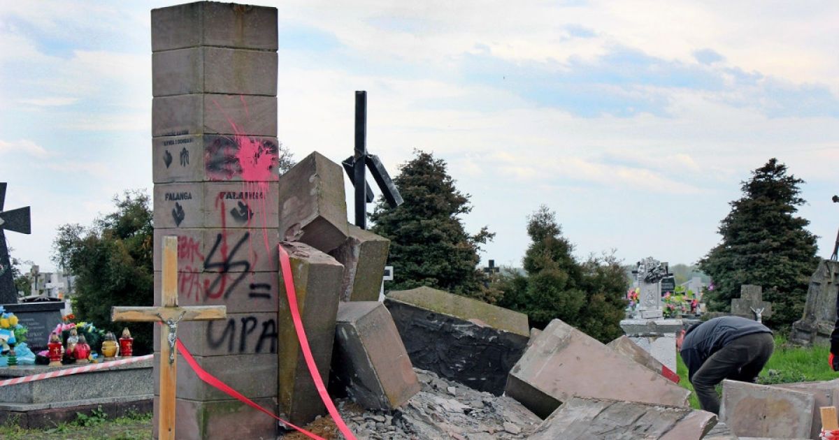 У Польщі націоналісти поглумилися над надгробним пам’ятником вояка УПА - ЗМІ_10 / © portalprzemyski.pl