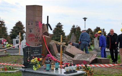 МЗС не виключає, що до вандалізму на польському кладовищі причетна третя країна