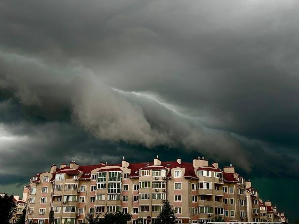 Небо у Києві, затягнуте хмарами / © 