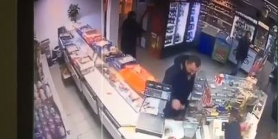 Появилось видео вооруженного нападения 14-летнего сына нардепа Попова на магазин