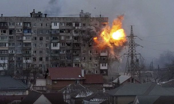 Российские удары по жилым домам Мариуполя / © Associated Press