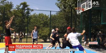 Мешканці Миколаєва власними силами відновили баскетбольний майданчик в одному з міських парків