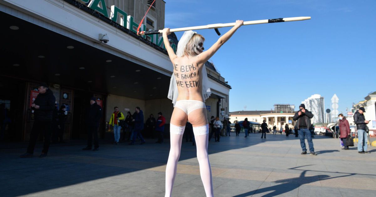 у Києві активістка Femen закликали українців зберігати спокій