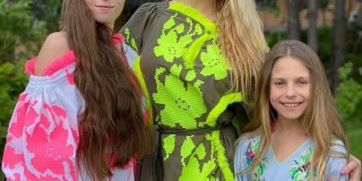 У яскравих сукнях-вишиванках від української дизайнерки: Оля Полякова показала гарні світлини з доньками