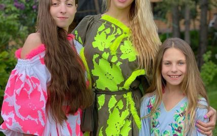 У яскравих сукнях-вишиванках від української дизайнерки: Оля Полякова показала гарні світлини з доньками