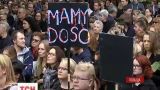 Чорний протест: у Польщі тисячі жінок та чоловіків протестують проти повної заборони абортів