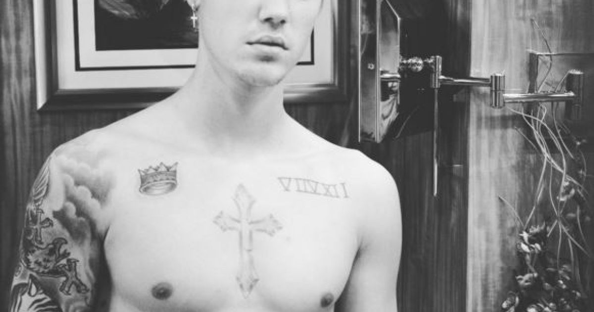 Бибер снова &laquo;засветил&raquo; обнаженные ягодицы