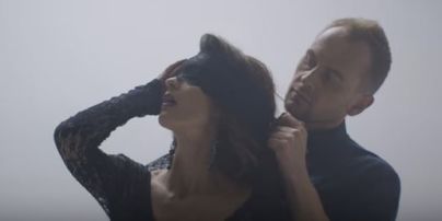 Победитель второго сезона "Голосу країни" Табаков страстно обнимался с брюнеткой в новом клипе