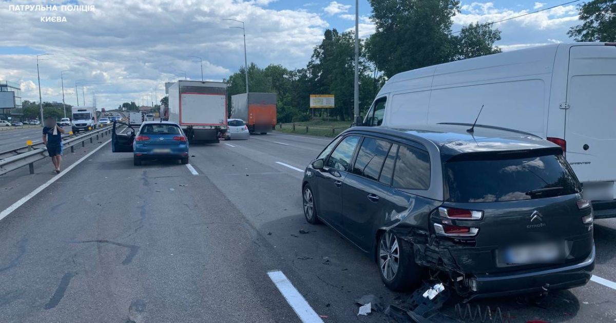 Внаслідок ДТП у Києві ускладнений рух на Столичному шосе