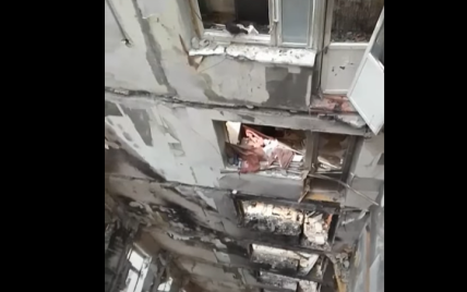 Без електрики і надії: у Маріуполі в зруйнованій багатоповерхівці досі живуть люди (відео)