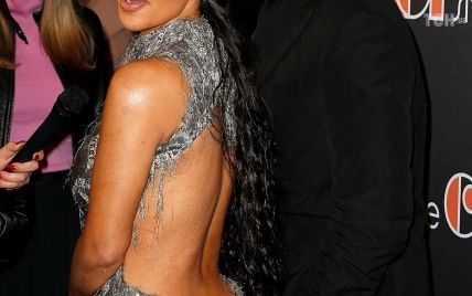 Ким Кардашян в откровенном платье чуть не оголила грудь на премьере мюзикла