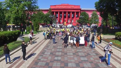 Киевские студенты провели зрелищный флешмоб в поддержку крымскотатарского народа