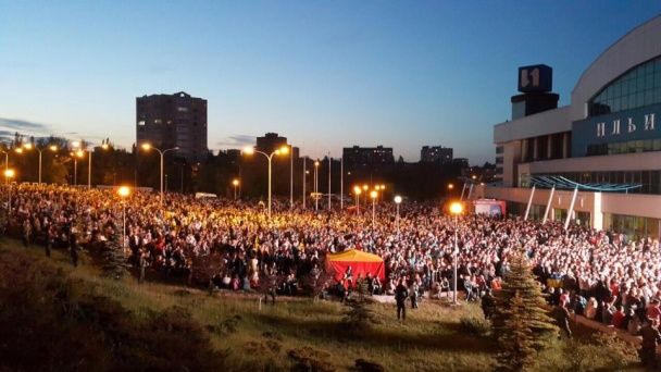 Те, кто не попал в зал, смотрели концерт на площади / © facebook.com/okeanelzyofficial
