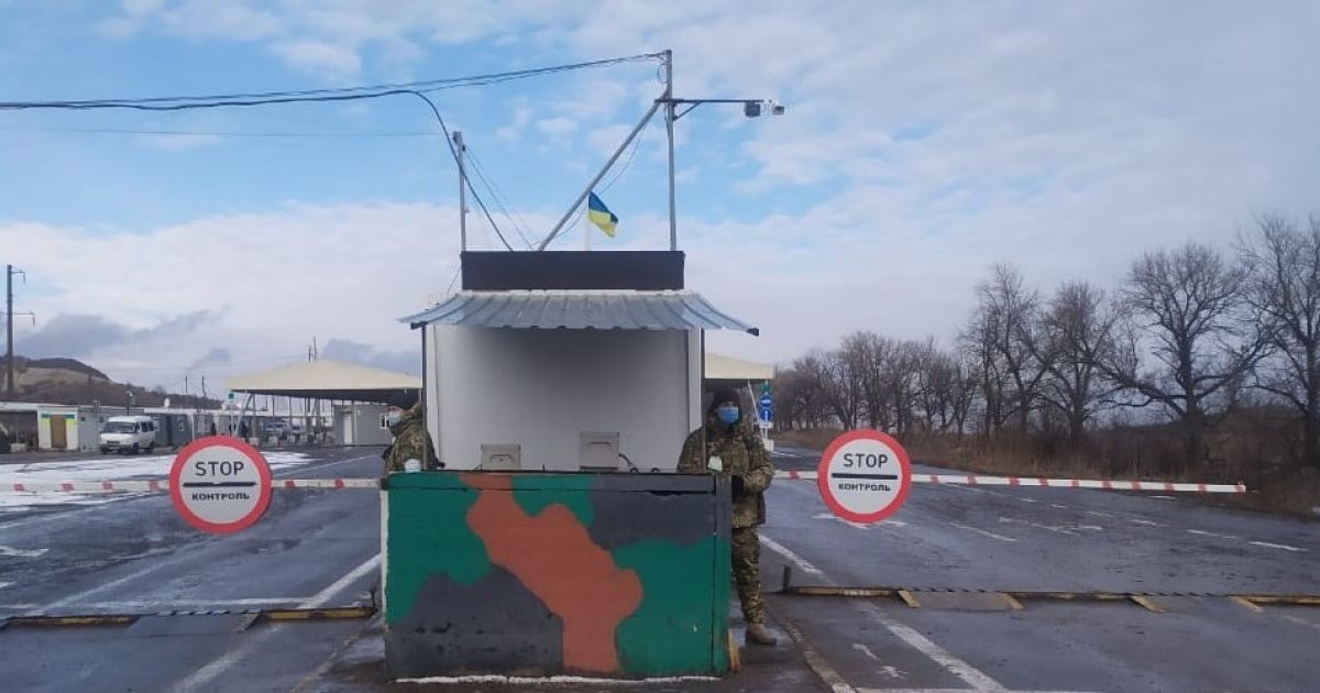 На Донбасі ЗСУ відкрили вогонь по машині, яка проривалася через блокпост: водій загинув