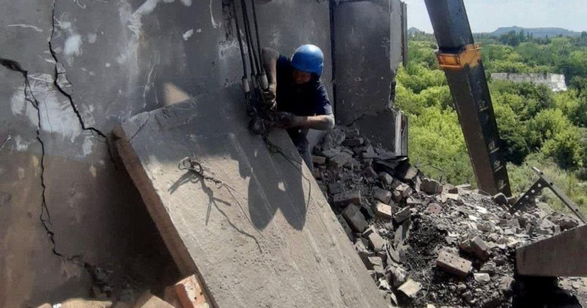 Ракетний удар по Торецьку: рятувальники знайшли під завалами багатоповерхівки тіла двох людей