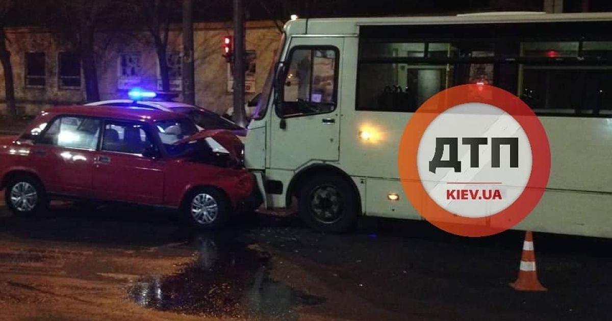 В Киеве "Жигули" протаранили маршрутку с пассажирами. Есть пострадавшие