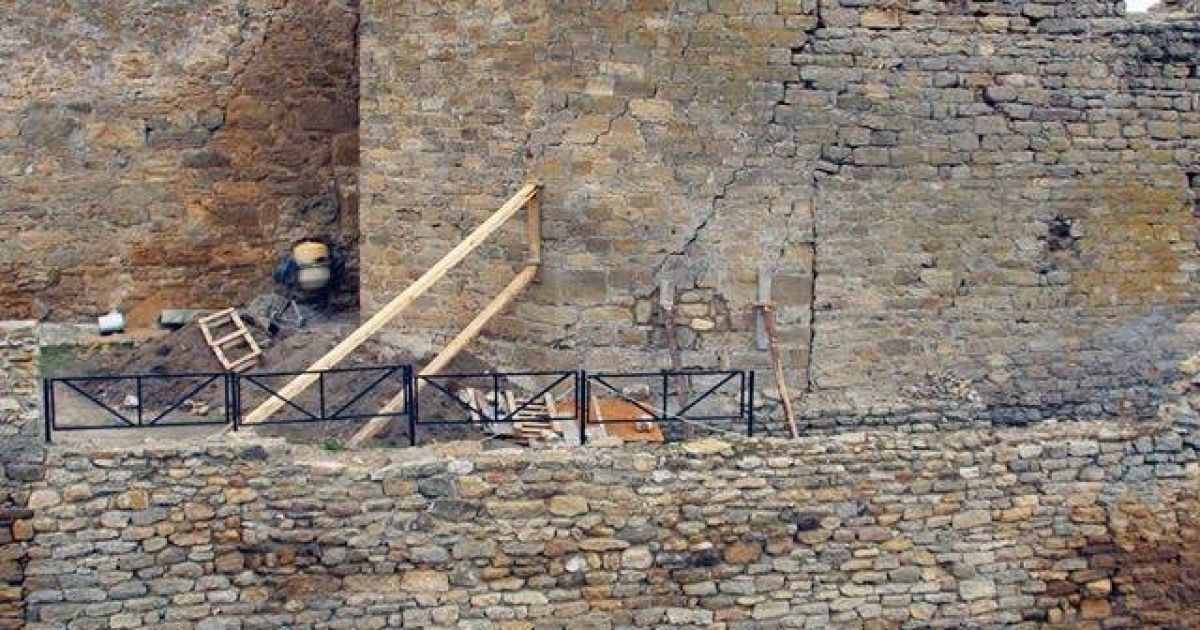 Сталеві опори та бетонна основа. На Одещині намагаються врятувати унікальну Аккерманську фортецю