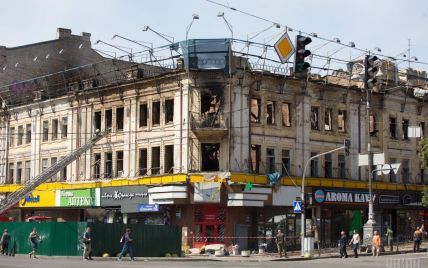 День после пожара на Крещатике: на пепелище исторического здания пустили журналистов