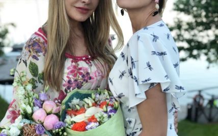 Ольга Сумская в цветочном платье с букетом в руках показала свою старшую дочь