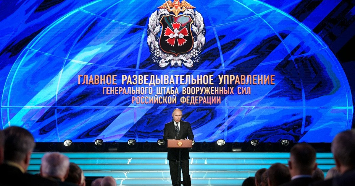 Володимир Путін на тлі напису про ГРУ Росії