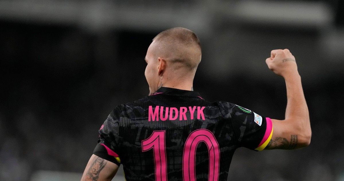 Мудрик позував з медаллю після перемоги 