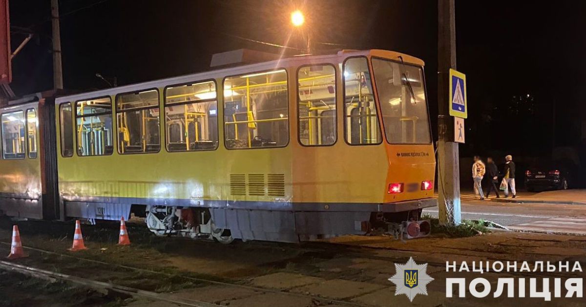 У Львові водій трамвая збив жінку з дворічним онуком