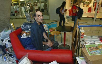 Иранский беженец, вдохновивший Спилберга на фильм "Терминал", умер в аэропорту Парижа